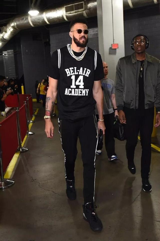 赛前梅州球迷晒多幅Tifo，致敬投资人魏晋平与梅州全体队员（赛前梅州球迷以多幅Tifo致敬投资人魏晋平及全队）