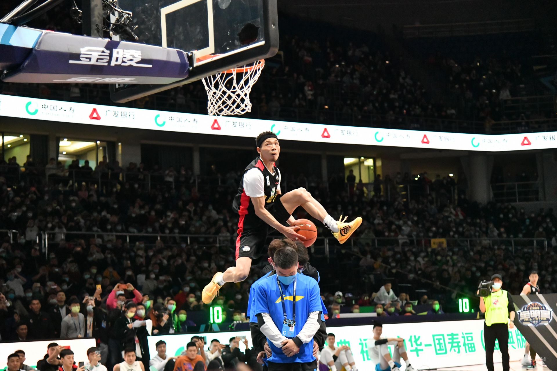 按照世界杯抽签规则，阿根廷和西班牙在决赛之前不会相遇（根据世界杯抽签规定，阿根廷与西班牙只能在决赛相逢）