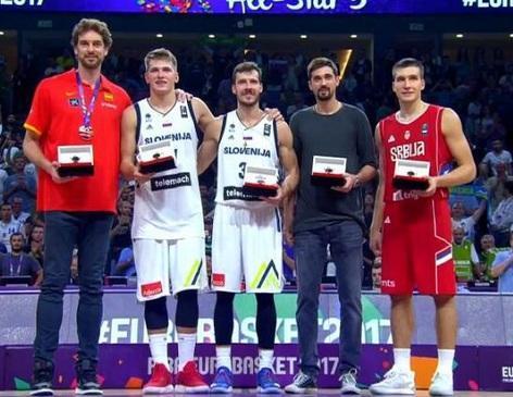 印媒：梅西混乱中尝试绕场一周，但他完全被官员及保镖包围（印媒：骚乱中梅西欲绕场一周，却被官员和保镖团团围住）