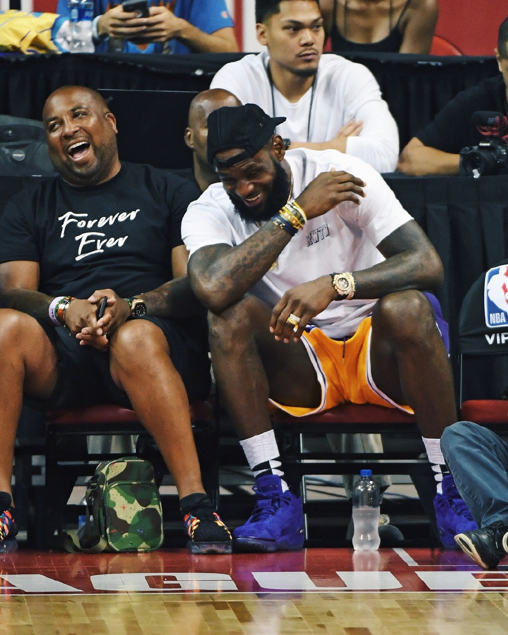 TA：前职业扑克选手执教球队升入奥超，善于理性做出战术调整（TA：从职业扑克到主帅，他率队升上奥超，理性决策精于战术调整）