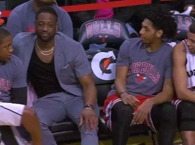 某队因违规遭重罚，官方回应惹争议（某队违规被重罚，官方回应引发争议）