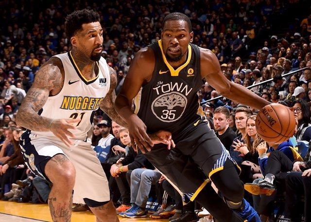 莱奥一剑封喉，AC米兰1-0复仇拉齐奥，登顶意甲积分榜坐山观虎斗（莱奥致命一击，AC米兰1-0复仇拉齐奥登顶意甲榜首，静观群雄鏖战）