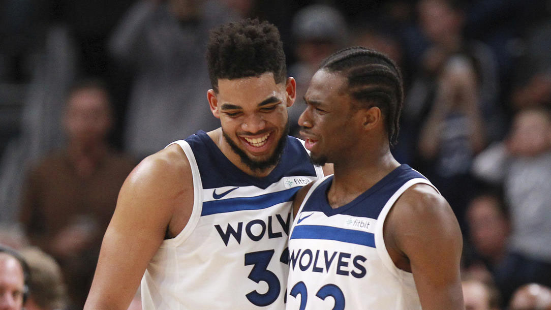 澳超半场：埃利奥特自摆乌龙，中央海岸水手1-1奥克兰FC（澳超半场：埃利奥特送出乌龙，中央海岸水手与奥克兰FC1-1战平）